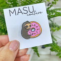 "Donut Worry" Retro-Faultier - Masu Pin