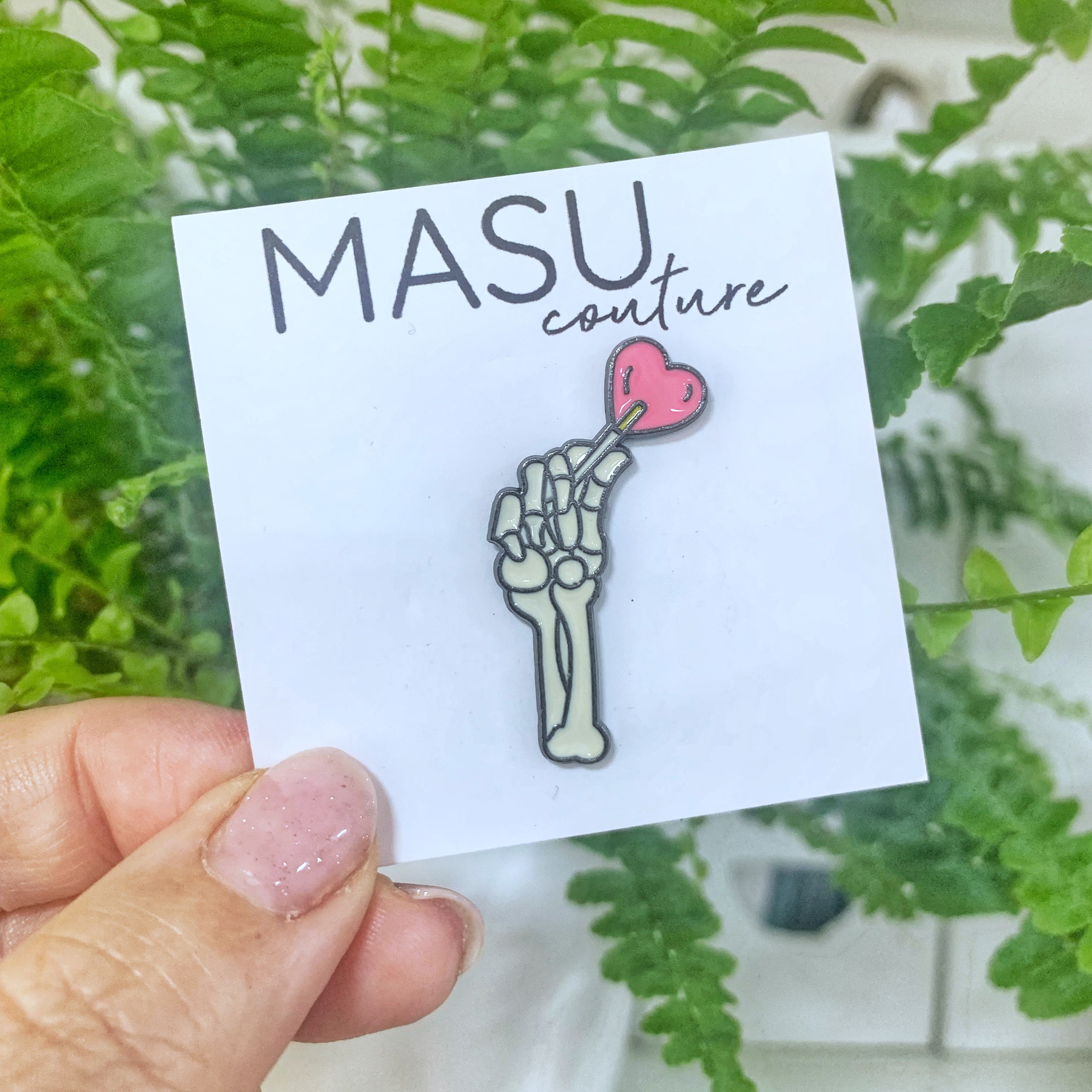 Skeletthand mit Herz-Lutscher - Masu Pin
