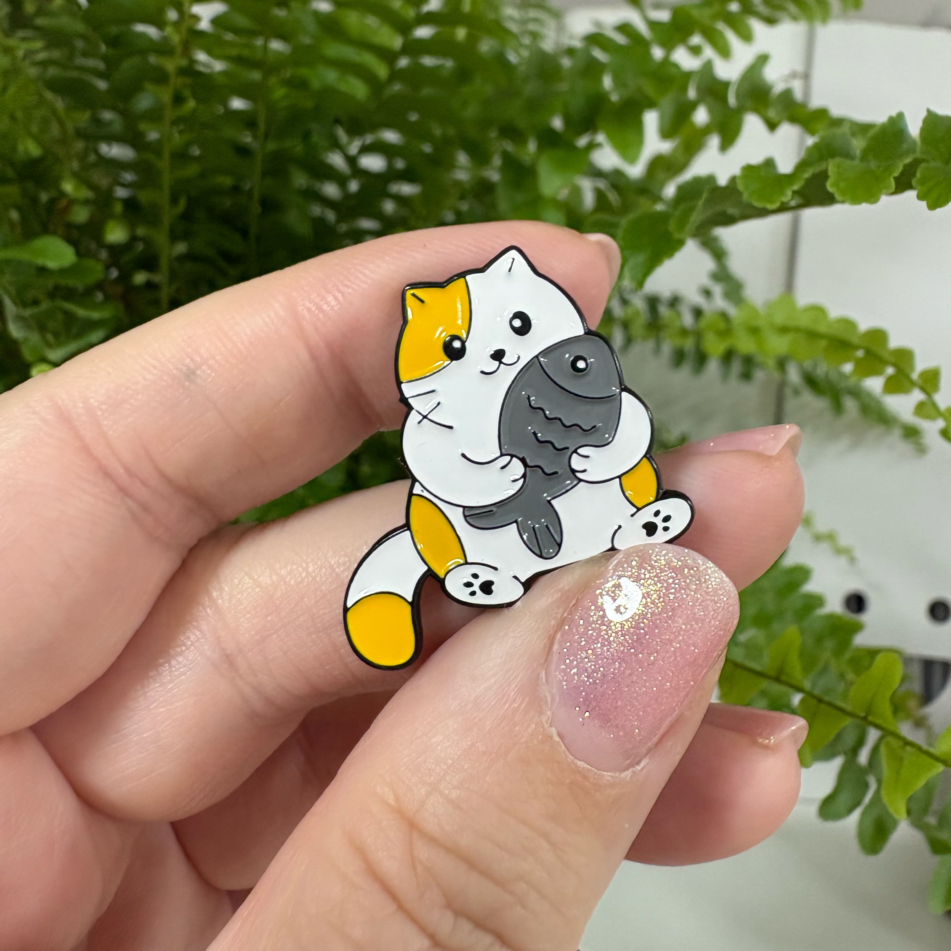 "Katze mit Fisch" Kätzchen mit Beute - Masu Pin