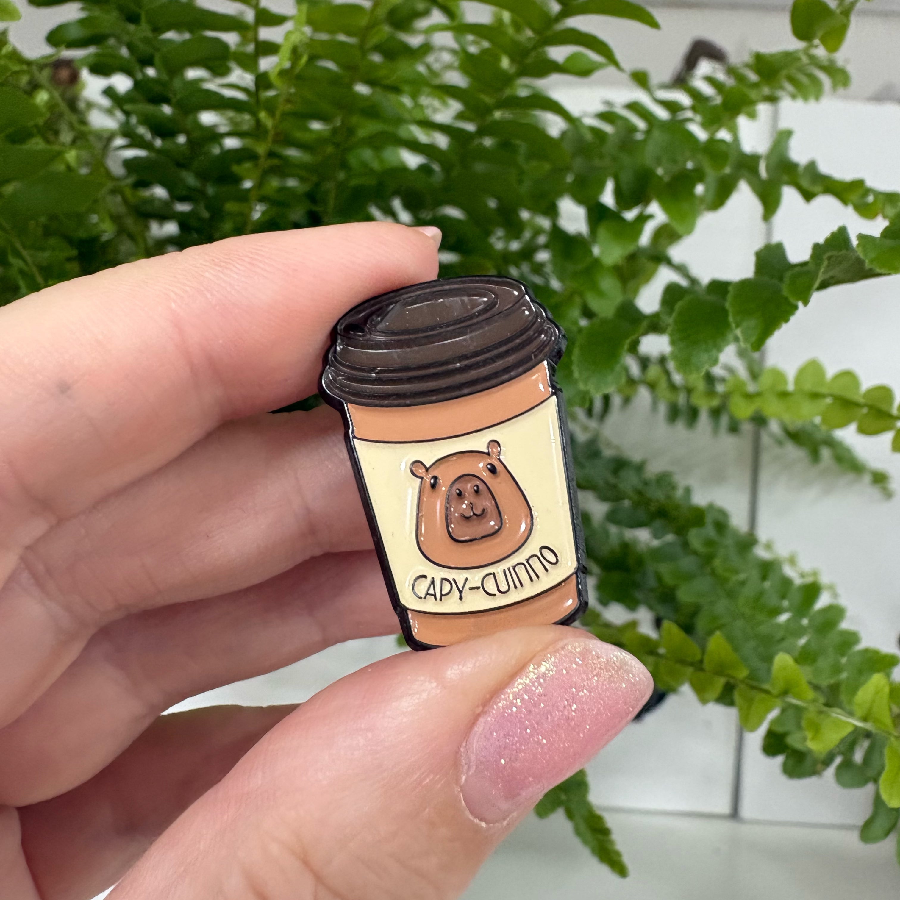 "Capybara Cappuccino" Café-Wasserschwein - Masu Pin