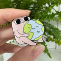"Rosa Figur mit Globus" – Masu Pin