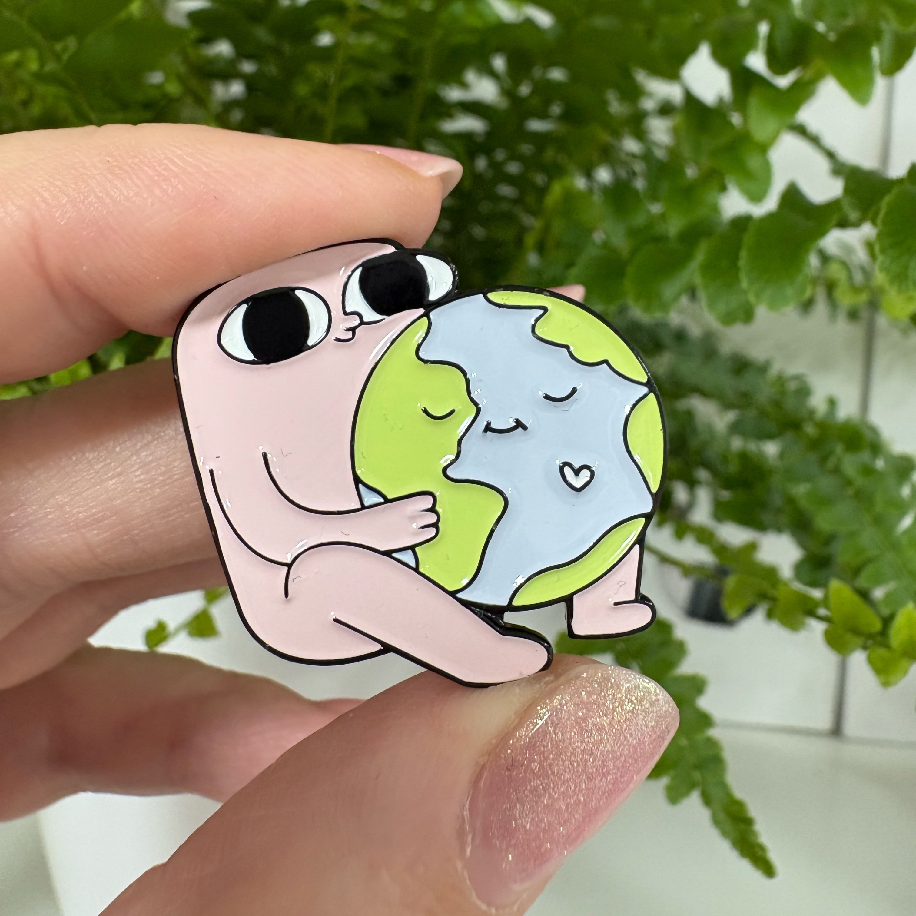 "Rosa Figur mit Globus" – Masu Pin