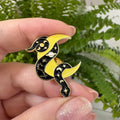 "Schlange und Mond" – Masu Pin
