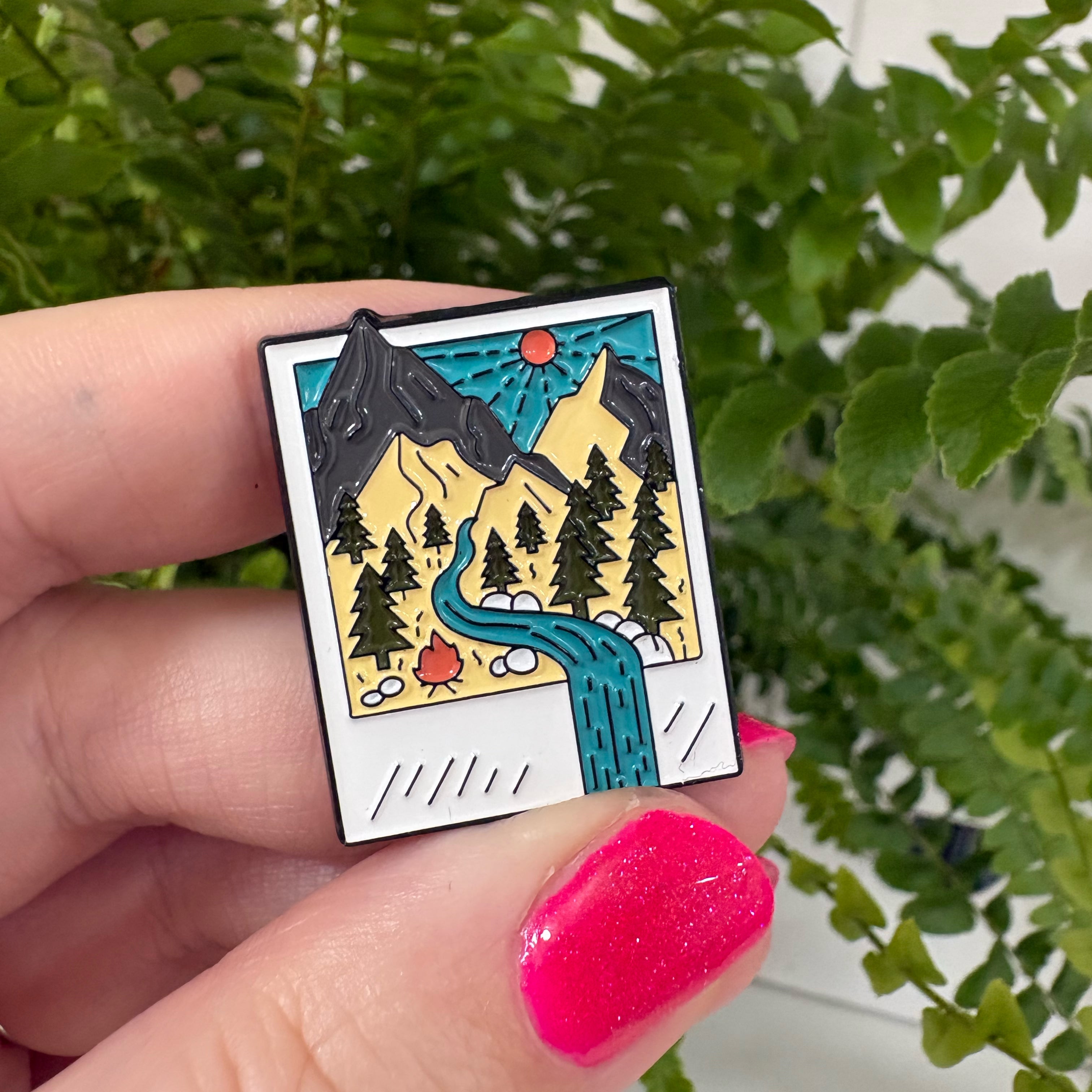 "Polaroid-Bild mit Wald" – Masu Pin