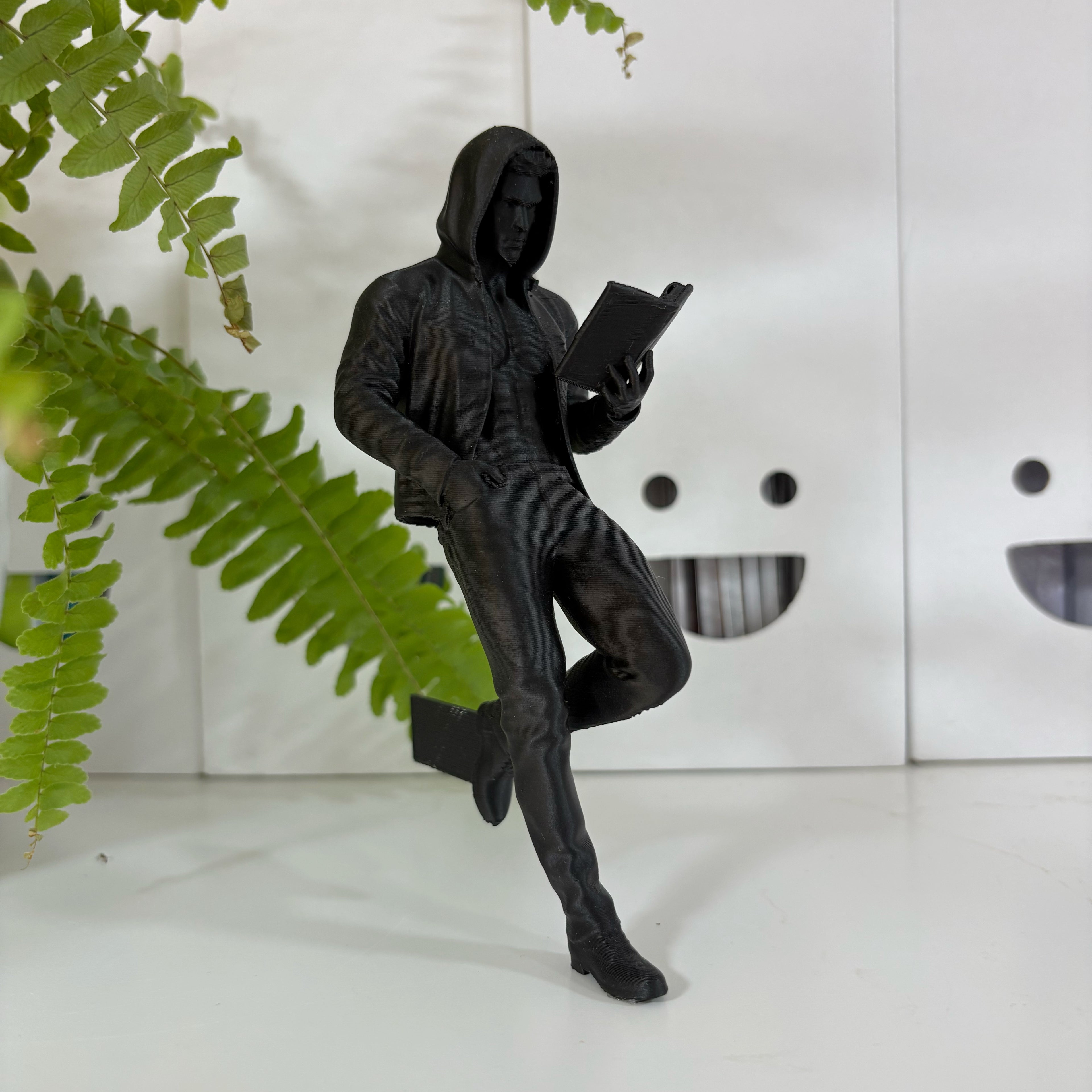 Lesender Mann mit Hoodie Buchstütze – Cozy & Romance 3D Lesezeichen & Bücherregal-Deko